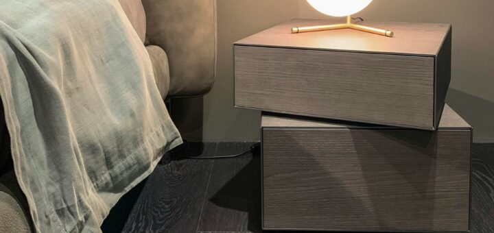 Zdjęcie przedstawiające lampkę przy łóżku