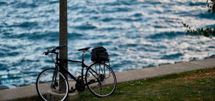 Zdjęcie przedstawiające rower z plecakiem na bagażniku