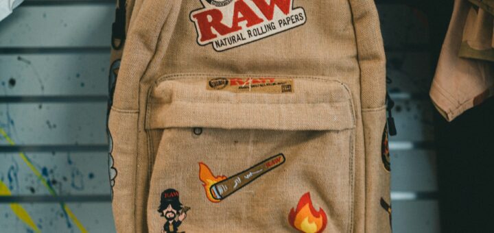 Zdjęcie przedstawiające plecak z naszywkami