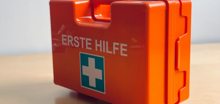 Zdjęcie przedstawiające apteczkę medyczną